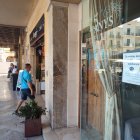 Façana de la cafeteria Farggi a la plaça del Mercadal, que tancarà les portes aquest dissabte.
