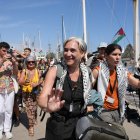 Ada Colau dirigint-se a un dels vaixells de la Flotilla que va cap a Gaza