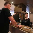 Un turista registrant-se en un hotel de Salou a finals d'aquest mes d'agost