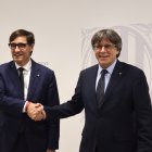 El president Salvador Illa i l'expresident Carles Puigdemont encaixen les mans abans de reunir-se a Brussel·les
