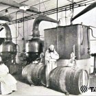 Monjos cartoixans elaborant el Chartreuse a Tarragona, en una fotografia històrica.