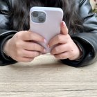 Una jove fent servir el mòbil