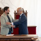L’alcalde de Tarragona, Rubén Viñuales, i el director global de serveis urbans d’Urbaser, Alejandro de la Joya, van signar el contracte.