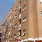 Grua de Bombers en un edifici d'Amposta afectat per l'incendi d'un establiment d'electrodomèstics als baixos de l'immoble.