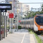 Un tren de Rodalies sortint de l'estació de Mataró en sentit Arenys