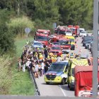 Efectius d'emergències treballant al punt de la C-32 on hi ha hagut un accident d'autocar