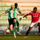 El davanter del Nàstic de Tarragona Cedric Omoigui pressionant al central del Betis Deportivo Félix Garreta.