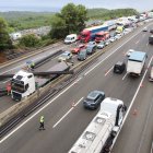 Imatge del camió accidentat a l'AP-7 a Tarragona i de la retenció.