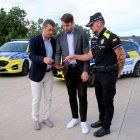 Imatge de Kenneth Martínez amb un agent de la policia local i el regidor de Seguretat, Christian Soriano.