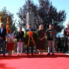L'alcalde, Rubén Viñuales, i els portaveus de la resta de grups municipals en l'ofrena a Rafael Casanova.