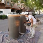 Repintat de les bústes de la recollida pneumàtica a Reus.