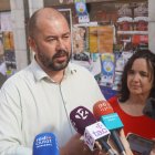 Imatge del portaveu adjunt d'ERC, Xavi Puig, durant l'atenció als mitjans.