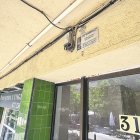 Edifici a l’avinguda del Carrilet que conserva la placa de l’Instituto Nacional de la Vivienda, en la part superior del portal.
