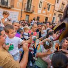 Un nen s’acomiada del xumet davant la Víbria amb el suport del seu pare, en el tradicional ritual de Santa Tecla celebrat aquest dilluns a la tarda.