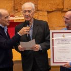Xammar, al centre, recollint el títol de fill adoptiu.