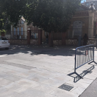 Fotografia del tall de trànsit a l’avinguda President Companys al costat de l’Escola Prat de la Riba.