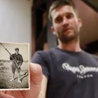 Josep Ventura, familiar d’un soldat republicà mort al front d’Aragó el 1937, mostra una fotografia del seu besoncle.