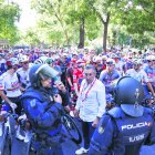 Imatge dels antiavalots de la Policia Nacional davant dels ciclistes en la darrera etapa de la Vuelta a Madrid.
