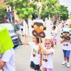L’alumnat del primer cicle de primària desfila amb pictogrames dels diferents elements del Seguici.