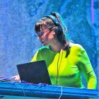 AWWZ és una productora i artista que fusiona electrònica, ambient i ritmes urbans.