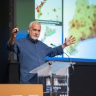 Oriol Nel·lo, en el transcurs de la seva ponència, en què va plantejar problemes compartits com l’accés a l’habitatge.