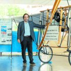 Ventura, dimecres a Salou, amb una rèplica del Blériot XI, primer avió que va volar a Espanya el 1910.