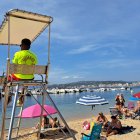 Un socorrista en una platja de Palamós