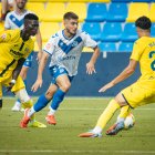 El migcampista de l’Europa Toni Caravaca durant el duel contra el Villarreal B.