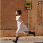 Segons la cantant, el senyal de "petó i adeu" representa una última acció ràpida abans de deixar marxar algú