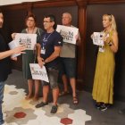 L'alcalde de Tarragona conversa amb un grup de veïns que han protestat durant el ple d'aquest divendres per reclamar una millor neteja de la ciutat.