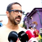 El secretari general de la CUP, Non Casadevall, fent declaracions als mitjans de comunicació