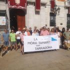 Imatge de diversos veïns amb una pancarta durant l'acte reivindicatiu