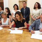 Imatge d’arxiu del moment en què Noemí Llauradó (ERC), Sandra Guaita (PSC) i Daniel Rubio (Ara Reus) van signar el pacte de govern.
