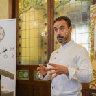El xef del restaurant Disfrutar de Barcelona, Eduard Xatruch, durant la ponència que va pronunciar a l’Institut Pere Mata.