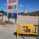Tancat a la zona on es construeixen les noves naus industrials a Ascó, davant de la central nuclear.