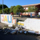 Un tram de mur afectat per la caiguda d'un pi a l'escola de Sant Jaume d'Enveja