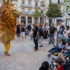 Els balls i elements del Seguici Festiu van desfermar una cercavila multitudinària i esbojarrada pels carrers del centre.