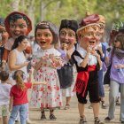 Fotografia dels Nanos del Seguici Festiu de Reus actuant durant la Baixada al Santuari de Misericòrdia del 2025.