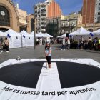 Imatge de la fira de tallers de la Nit Europea de la Recerca a la plaça Corsini