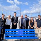 L'alcalde de Salou amb membres de la JEF després de la inauguració del 'banc'