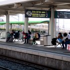 Usuaris esperant un tren amb destinació Barcelona a l'estació de Tarragona