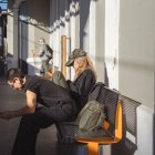 Dues usuàries de Rodalies esperant a l'estació de Gavà el dia que arrencaven els talls a l'R2 Sud fins a Sitges