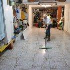 Un dels afectats pels aiguats d'Amposta neteja el local on ha entrat aigua.