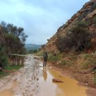 Agentes trabajan ante el aviso por intensidad de lluvia en la zona del Ebre.