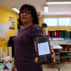 Imatge d'una dona mostrant el missatge d'una alerta mòbil.