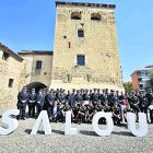 Imatge de família dels policies reconeguts i els participants institucionals a la celebració.