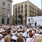 Centenars de persones omplen la plaça de Sant Jaume de Barcelona en l'acte amb motiu del Dia internacional de les persones grans.