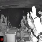 Activistes de la Global Sumud Flotilla amb les mans enlaire durant l'abordament de la nau de l'exèrcit israelià