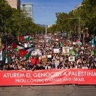 La capçalera de la manifestació amb el lema 'Aturem el genocidi a Palestina. Prou comerç d'armes amb Israel'