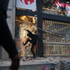 Un encaputxat causa danys a un establiment d'una cadena de supermercats a la Rambla de Barcelona